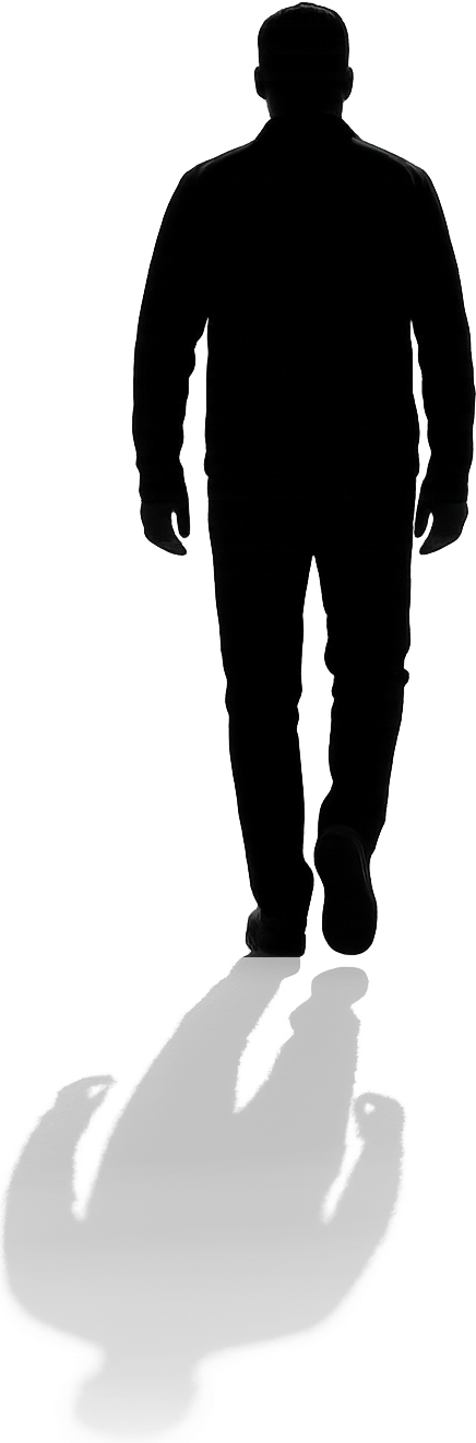 Silhouette einer Person, die in die Ferne blickt